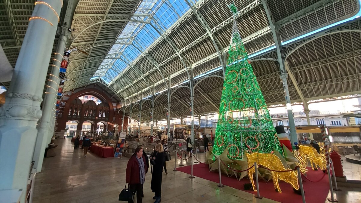 Árbol y mercadillo navideño en el Mercado de Colón